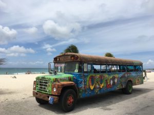 Schoolbus op Aruba